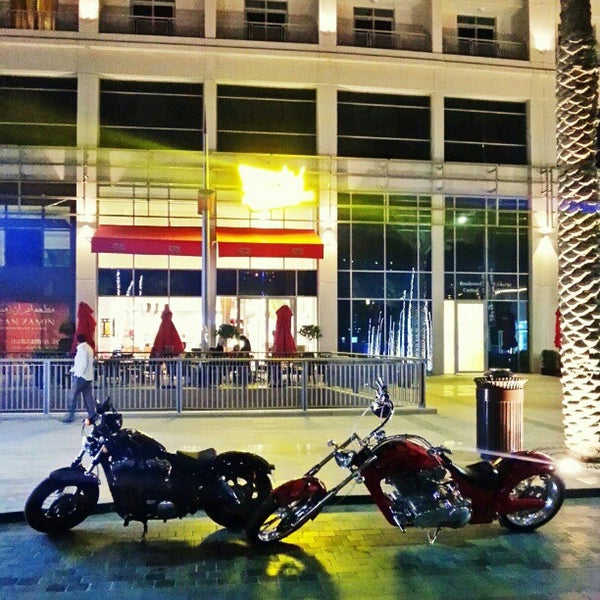 Photo taken at Hollywood Burger هوليوود برجر by Mohammed B. on 1/17/2013