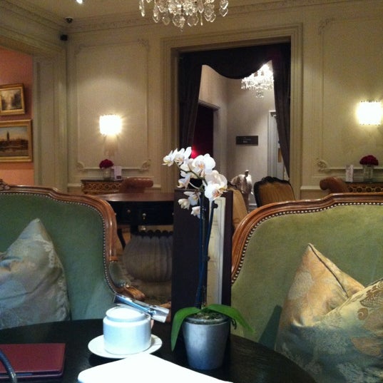 10/14/2012にSophia T.がThe Kensington Hotelで撮った写真