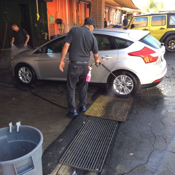 Foto tirada no(a) Madison Car Wash por Carol &#39;Red E. em 12/27/2013