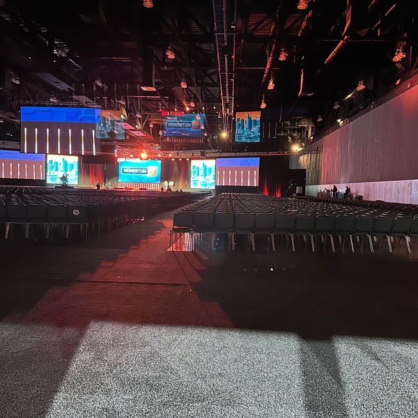 รูปภาพถ่ายที่ Los Angeles Convention Center โดย Dave M. เมื่อ 5/1/2023