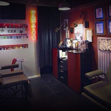 Photo taken at Elephant Tattoo &amp; Piercing by Elephant Tattoo &amp; Piercing on 5/15/2014