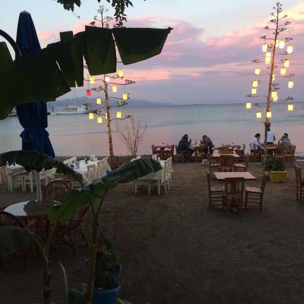 Foto tomada en JustDatça Beach &amp; Bistro  por Gözde N. el 5/22/2017