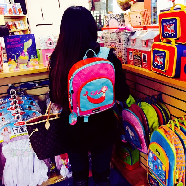 รูปภาพถ่ายที่ The Scholastic Store โดย Ceres AnaSéline C. เมื่อ 12/23/2014