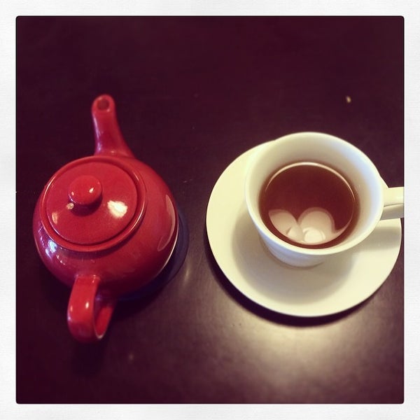 2/11/2014 tarihinde Tea Linwei S.ziyaretçi tarafından Whatever Tea Lounge'de çekilen fotoğraf