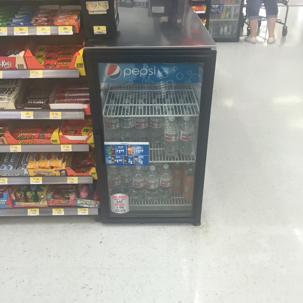 次での写真：Walmart Supercenter Bonner Springsの大型店