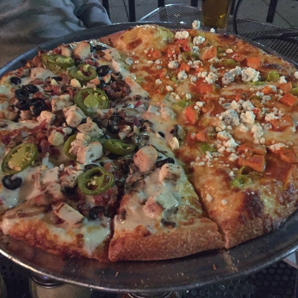 Photo taken at Kianti&#39;s Pizza &amp; Pasta Bar by John R. on 10/16/2015
