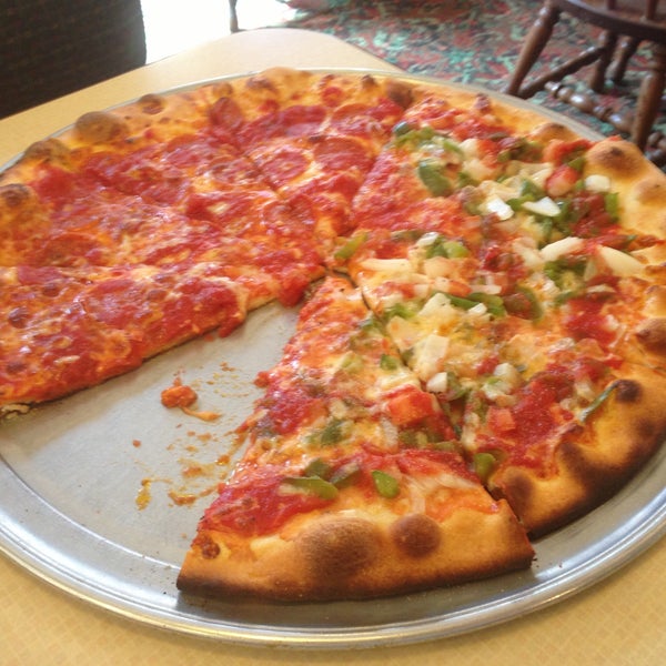 5/6/2013にTim K.がDeLorenzo&#39;s Pizzaで撮った写真