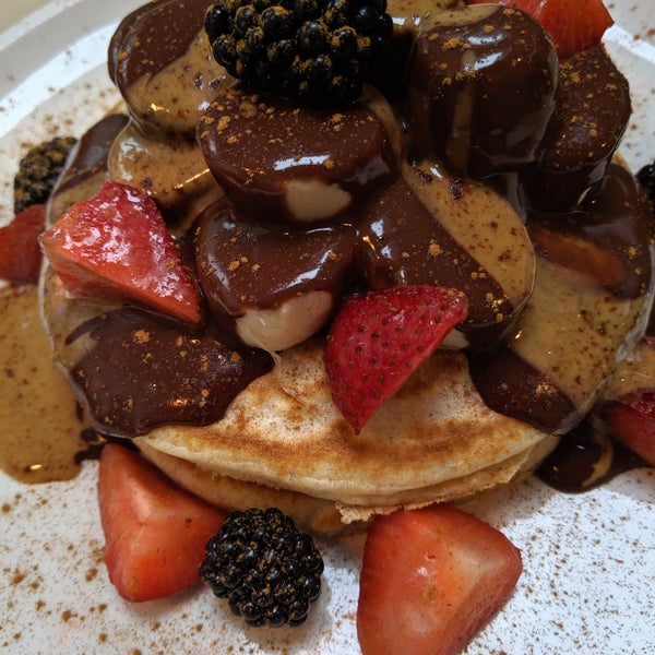 Foto tirada no(a) MOAK Pancakes West por Veni J. em 9/8/2019