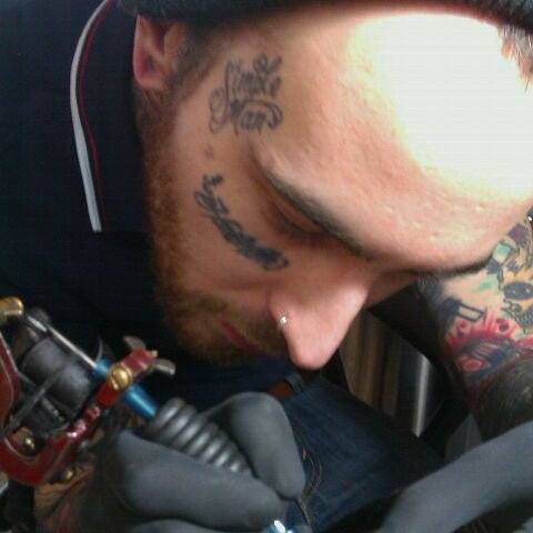 3/10/2012にAmy J.がRoyal Flesh Tattoo and Body Piercingで撮った写真