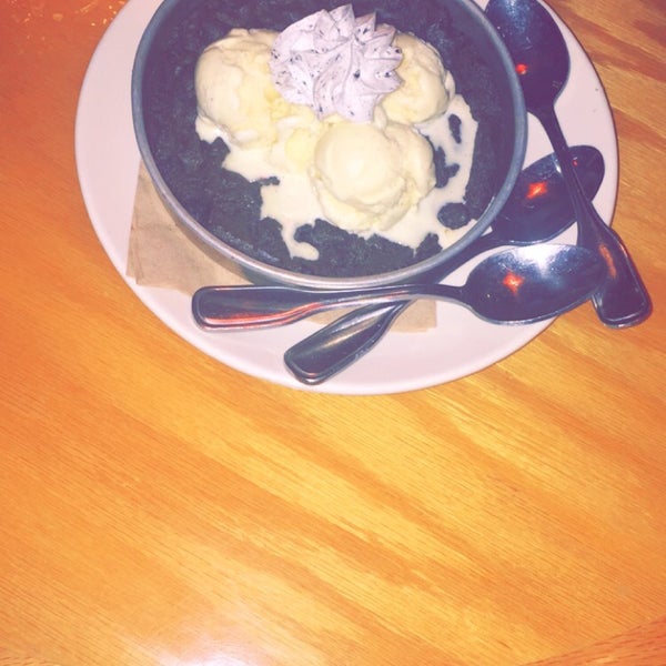 Photo taken at BJ&#39;s Restaurant &amp; Brewhouse by Laila A. on 3/11/2015