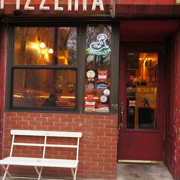 Foto diambil di Roebling Pizza oleh Roebling Pizza pada 5/17/2014