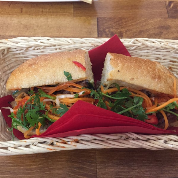 7/18/2015 tarihinde ddgziyaretçi tarafından Mr. Bánh Mì'de çekilen fotoğraf