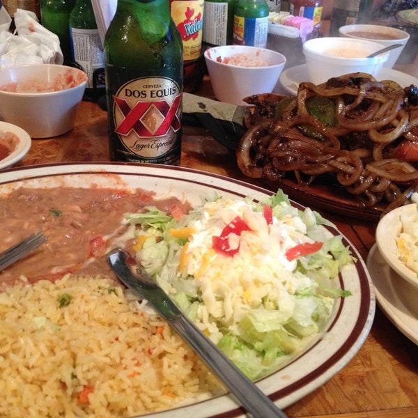 รูปภาพถ่ายที่ Pancho&#39;s Villa Mexican Restaurant โดย Rachel R. เมื่อ 8/31/2013