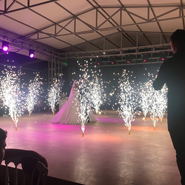 Foto tomada en Deda Düğün Salonları  por Yılmaz Y. el 9/21/2019