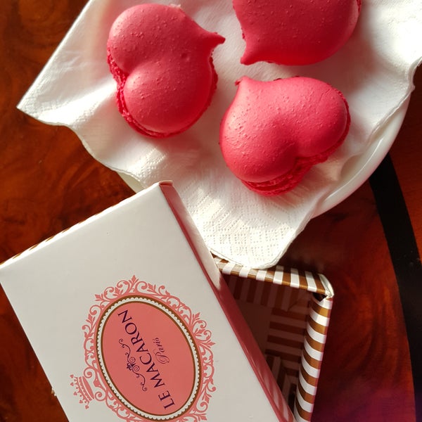 It's wonderful to have a specific place for macaroons 💓 They had heart macaroons for Valentine 😉