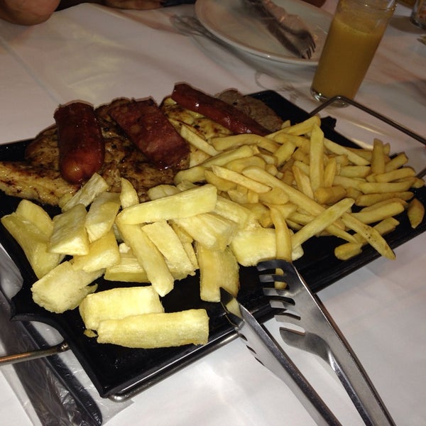 Foto diambil di Restaurante Porto do Sirigado oleh Thiago Q. pada 2/2/2014