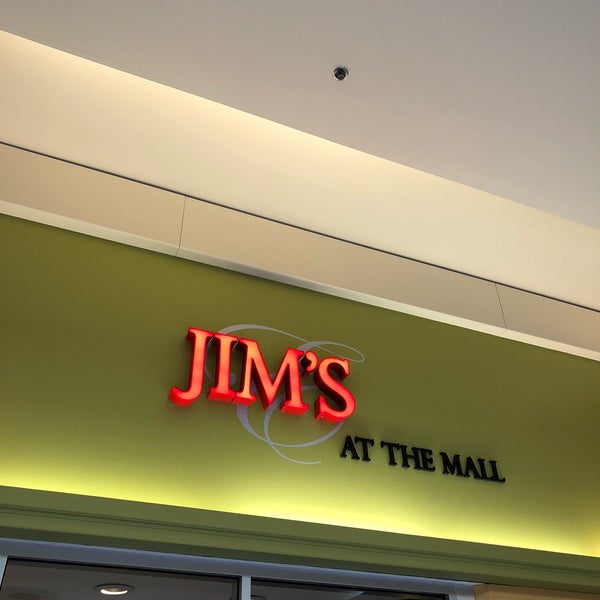 Foto tirada no(a) Jim’s at the Mall por Joel J. em 12/30/2017