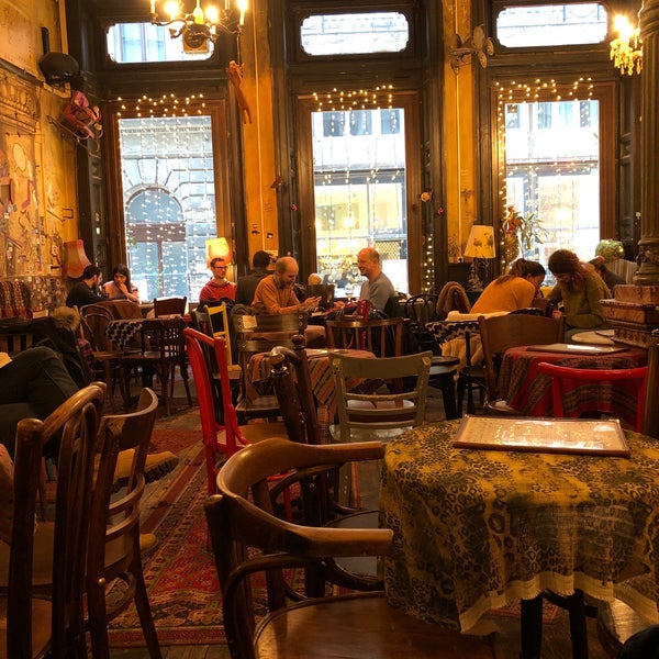 12/1/2018 tarihinde Onur K.ziyaretçi tarafından Csendes Vintage Bar &amp; Cafe'de çekilen fotoğraf
