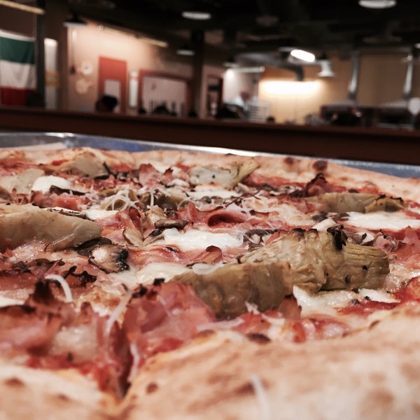 รูปภาพถ่ายที่ DeSano Pizza Bakery โดย Bryan T. เมื่อ 3/21/2015