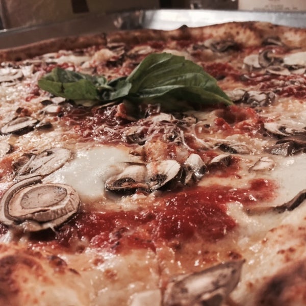 2/28/2015 tarihinde Bryan T.ziyaretçi tarafından DeSano Pizza Bakery'de çekilen fotoğraf