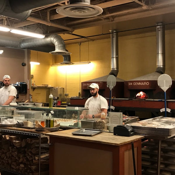11/9/2017 tarihinde Bryan T.ziyaretçi tarafından DeSano Pizza Bakery'de çekilen fotoğraf