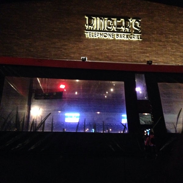 10/6/2013 tarihinde Lu C.ziyaretçi tarafından Ringers - Telephone Bar &amp; Grill'de çekilen fotoğraf