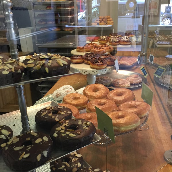 1/11/2016 tarihinde Era F.ziyaretçi tarafından Glazed Gourmet Doughnuts'de çekilen fotoğraf