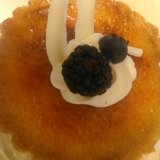 รูปภาพถ่ายที่ Honey Moon Sweets Bakery &amp; Dessert Bar โดย Arman P. เมื่อ 6/20/2014