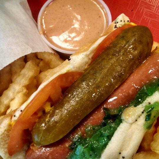 Foto scattata a Lobby&#39;s Beef-Burgers-Dogs da Arman P. il 9/20/2014