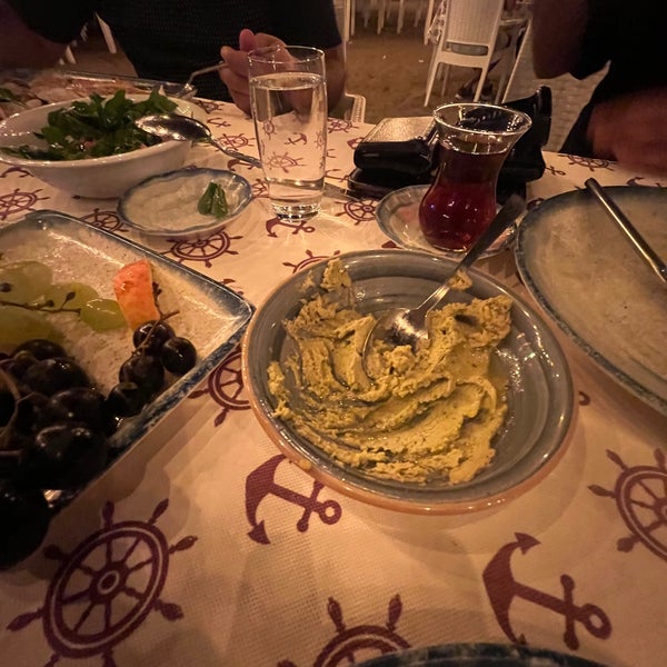 Das Foto wurde bei Poyraz Capari Restaurant von Nrtn Kayhı am 8/28/2023 aufgenommen