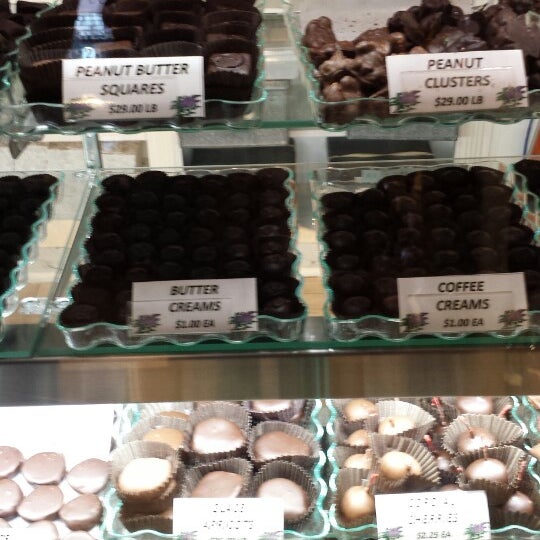 Das Foto wurde bei Li-Lac Chocolates von Sharon @SBrindy am 11/10/2013 aufgenommen