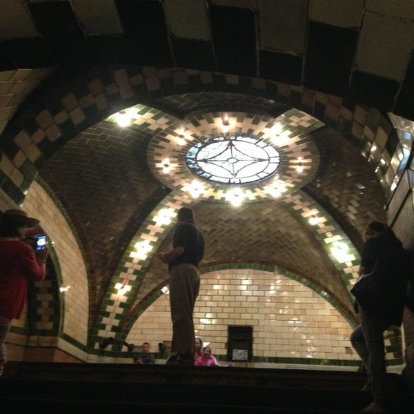 6/15/2013 tarihinde Emma M.ziyaretçi tarafından IRT Subway - City Hall (Abandoned)'de çekilen fotoğraf