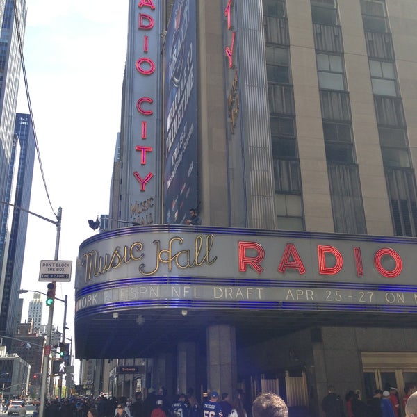 รูปภาพถ่ายที่ Radio City Music Hall โดย Ken T. เมื่อ 4/27/2013