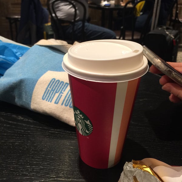 12/6/2018 tarihinde Fred P.ziyaretçi tarafından Starbucks'de çekilen fotoğraf