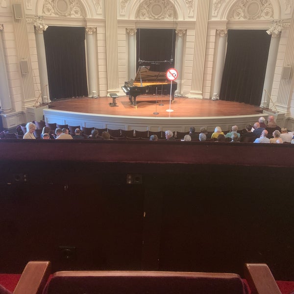 Foto diambil di Het Concertgebouw oleh Fred P. pada 4/10/2022