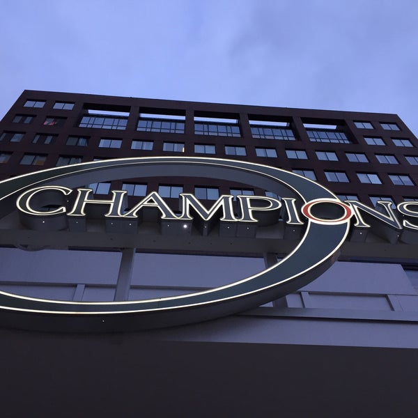 รูปภาพถ่ายที่ Champions Sports Bar โดย Ilya K. เมื่อ 12/13/2015