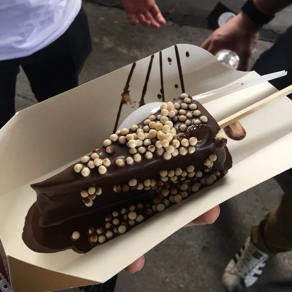 I tried the cheseecake on a stick by Gabnikolaidis @ the Athens Street Food Festival. Great odea!