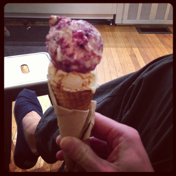 Foto diambil di Jeni&#39;s Splendid Ice Creams oleh Brad pada 4/15/2013