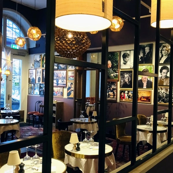 12/15/2022 tarihinde Elly G.ziyaretçi tarafından Café Rival'de çekilen fotoğraf