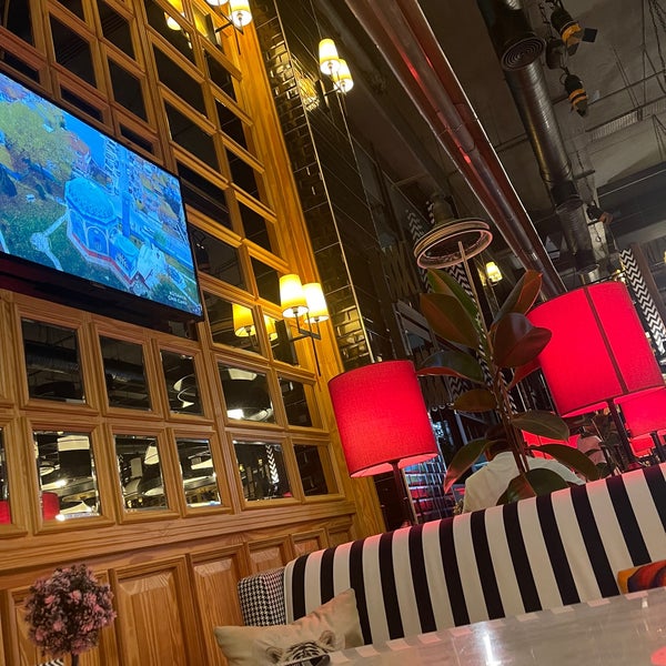 รูปภาพถ่ายที่ Balkon Cafe &amp; Restaurant โดย Hakan Ş. เมื่อ 8/1/2021