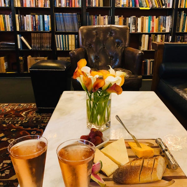 Снимок сделан в Battery Park Book Exchange And Champagne Bar пользователем Daniel I. 10/13/2019