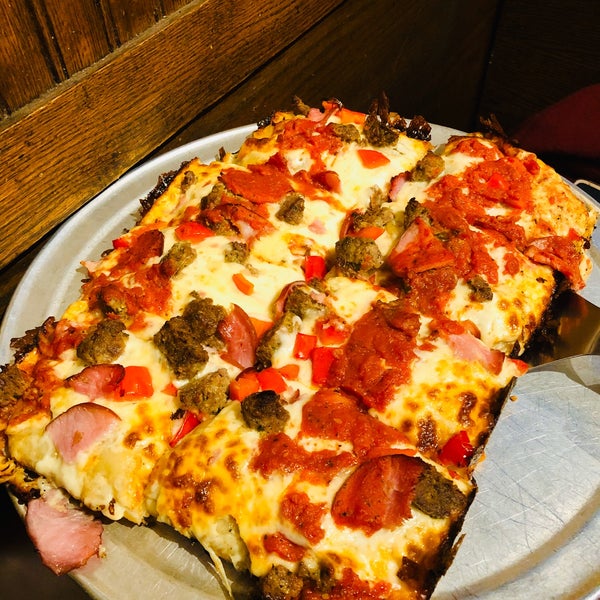 รูปภาพถ่ายที่ PizzaPapalis of Greektown โดย Daniel I. เมื่อ 10/23/2019