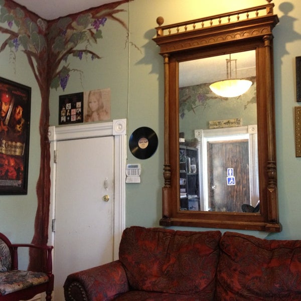 รูปภาพถ่ายที่ Point Loma Living Room Coffeehouse โดย Michelle W. เมื่อ 5/29/2013