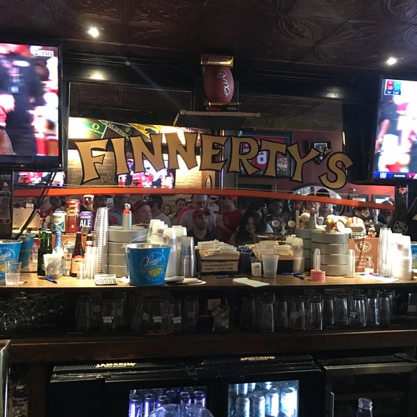 The place to go for all things San Francisco. 49ers, Warriors, and Giants games play on big screen TVs with sound 🏈 Good beer selection (especially Bay Area brews) but avoid the wine / cocktails.