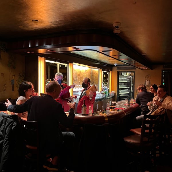 รูปภาพถ่ายที่ Bemelmans Bar โดย John E. เมื่อ 12/31/2021