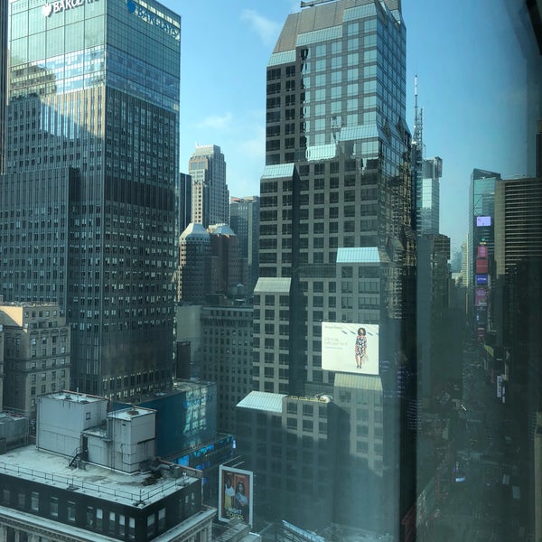 รูปภาพถ่ายที่ Novotel New York Times Square โดย Silvio M. เมื่อ 8/7/2018
