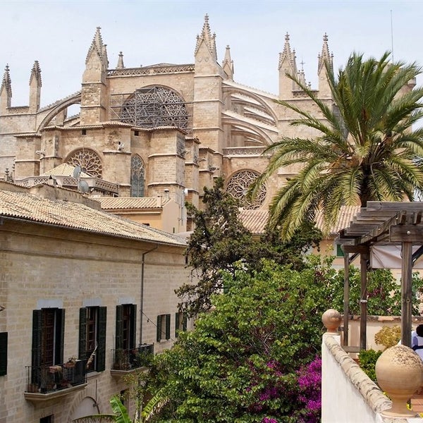This hotel is centrally located in Palma de Mallorca and close to Santa Eulalia Church, Basilica of St. Francis. See more  www.lowestroomrates.com/hotels/Palma-de-Mallorca/Palacio-Ca-Sa-Galesa.html