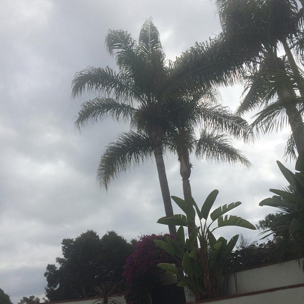 Foto tirada no(a) Montecito Inn por Christine em 10/18/2015