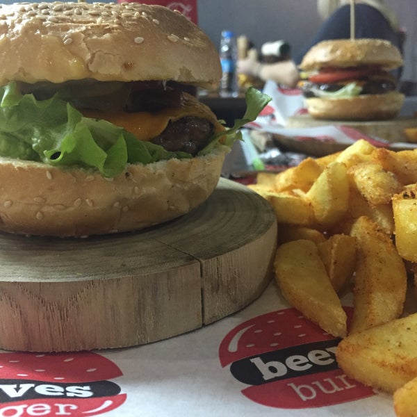 Foto tomada en Beeves Burger &amp; Steakhouse  por Shiva a. el 2/1/2016