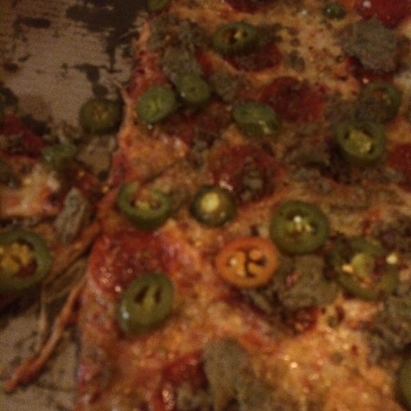รูปภาพถ่ายที่ Joe&#39;s New York Pizza โดย Christopher G. เมื่อ 4/12/2014